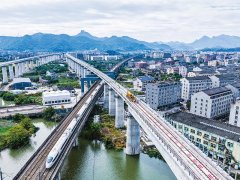 <b>果断实施扩大内需计谋</b>